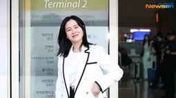 Pada Selasa (4/7/2023) Son Ye Jin tiba di Bandara Incheon dan menyapa media sebelum ke Paris guna menghadiri peragaan busana Valentino. (Foto: YouTube/ 뉴스엔·NewsenTV)