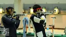 Petembak Indonesia, M Hasan Busri (kiri) bertarung dengan Yu Heng Lin (Taipei) di 39th South East Asia Shooting Championships kelas 10m Air Rifle Men di Jakarta, Kamis (19/11/2015). Hasan meraih perak dengan 200.2 poin. (Liputan6.com/Helmi Fithriansyah)