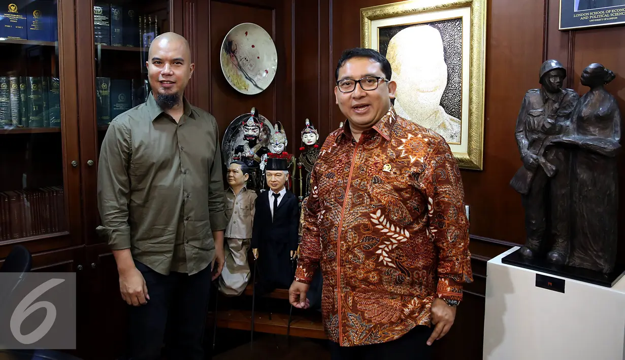 Musisi Ahmad Dhani bersama Wakil ketua DPR Fadli Zon berfoto bersama usai memberikan keterangan hasil pertemuan mereka di Gedung Nusantara III DPR, Kompleks Parlemen, Senayan, Jakarta, Senin (28/11). (Liputan6.com/Johan Tallo)