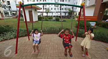 Anak-anak bermain ayunan di Ruang Publik Terpadu Ramah Anak (RPTRA) Rusun Pulogebang, Jakarta, Rabu (18/5). Gubernur DKI Basuki Tjahaja Purnama atau Ahok ingin RPTRA tidak hanya untuk anak-anak saja, tapi juga buat lansia. (Liputan6.com/Immanuel Antonius)