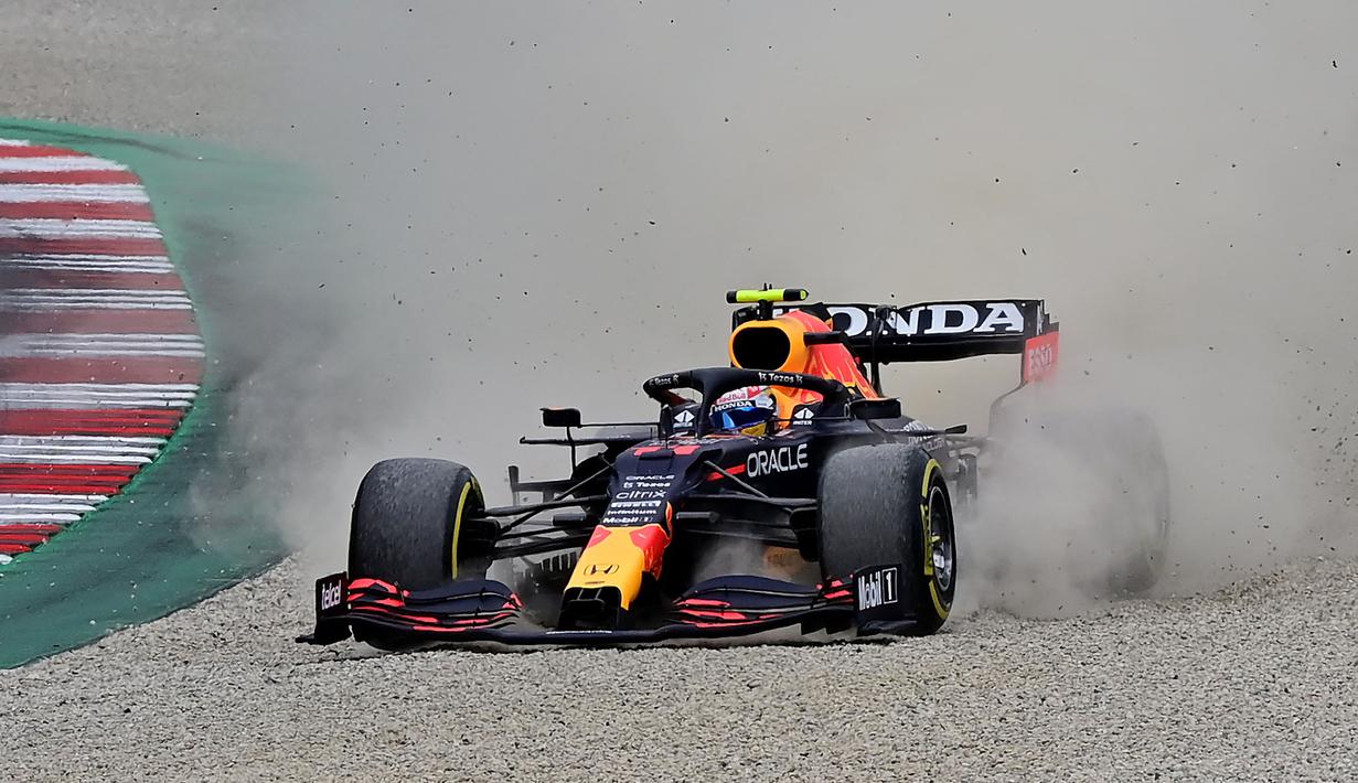 Beberapa lap berlalu, rekan satu tim Max Verstappen, Sergio Perez mengalami insiden harus terhempas ke gravel setelah mobil bagian depannya bersenggolan dengan mobil Lando Norris yang berada di depannya. Alhasil Perez turun jauh ke posisi 10. (Foto: AFP/Andrej Isakovic)