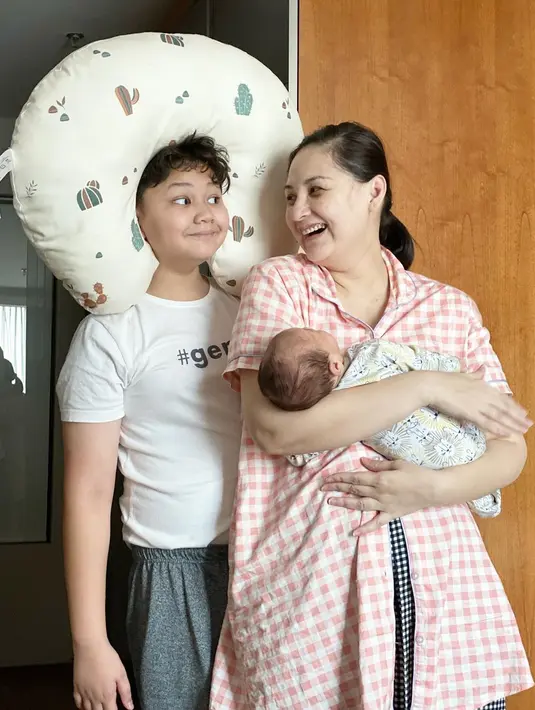 "Kebetulan anak-anak udah bosan (di rumah selama pandemi), aku dan Mona juga sudah boring, akhirnya hadirlah Numa ini. Akhirnya kita ikut urusin, mandiin, ngumpul, kalau mau tidur ngumpul," paparnya. (Instagram/monaratuliu)