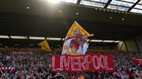 Suporter Liverpool memberikan dukungan saat melawan Wolverhampton pada laga Liga Inggris di Stadion Anfield, Liverpool, Minggu (12/5). Liverpool menang 2-0 atas Wolves. (AFP/Paul Ellis)