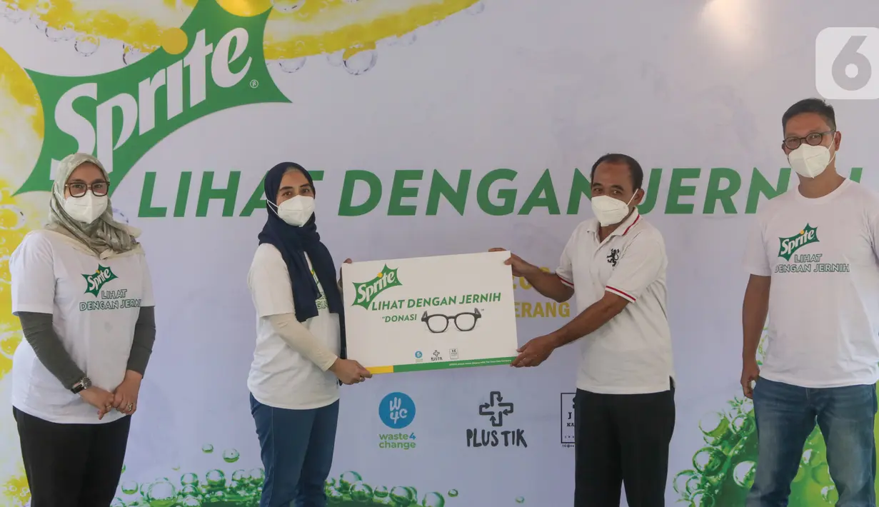 Sebanyak 500 buah kacamata berbahan daur ulang plastik didistribusikan kepada masyarakat yang membutuhkan di Serang pada awal bulan Juni dan menyusul  di Denpasar, Bali dalam Project SPRITE #LihatDenganJernih. (Liputan6.com/HO/Pipit)