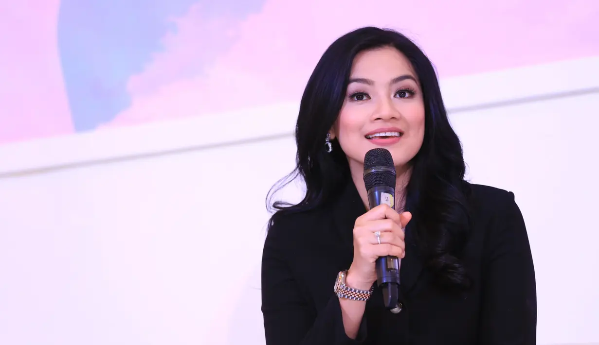 Pemeran 35 tahun, Titi Kamal memiliki cara sederhana dalam merawat kecantikannya. Baginya, cantik tidak harus ribet. Begitu juga dalam menjalani bahtera rumah tangga yang selalu terlihat harmonis. (Adrian Putra/Bintang.com)