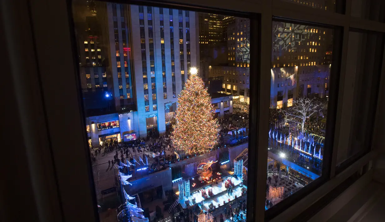 Pohon Natal Rockefeller Center dinyalakan saat upacara tahunan ke-86 di New York, Amerika Serikat, Rabu (28/11). Jutaan orang diduga akan mengunjungi pohon Natal Rockefeller Center. (AP Photo/Mary Altaffer)