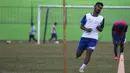 Pemain Arema Cronus, Ferry Aman Saragih berlari tanpa bola saat mengikuti latihan jelang leg kedua perempat final Piala Presiden 2015 melawan Bali United di Stadion Gajayana, Malang, Senin (21/9/2015). (Bola.com/Vitalis Yogi Trisna)