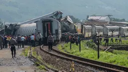 "Tim melaksanakan evakuasi dengan menggunakan alat ekstraksi," ujar Kepala Basarnas Bandung Hery Marantika dalam keterangannya, Jumat (5/1/2024). (TIMUR MATAHARI/AFP)