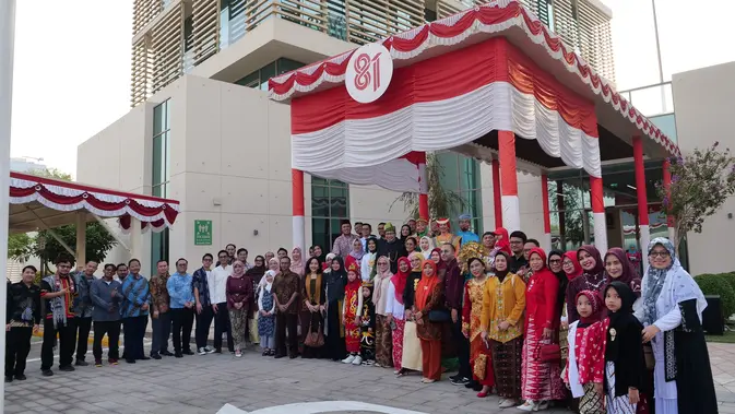 Beragam pakaian adat dan wastra Nusantara mewarnai peringatan HUT ke-81 Kemerdekaan Republik Indonesia di KBRI Abu Dhabi, Senin (17/8/2026). (Dok. KBRI Abu Dhabi)