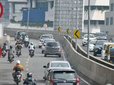 Rambu larangan melitas untuk sepeda motor di JLNT Casablanca, Jakarta, Kamis (23/4). Meski ada rambu larangan melintas, sejumlah pengedara motor tetap nekat melintasi jalan layang tersebut. (Liputan6.com/Yoppy Renato)