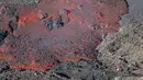 Lava pijar yang keluar dari kawah Gunung Piton de la Fournaise, La Reunion, Prancis, Rabi (1/2). Gunung tersebut kembali meletus pada Selasa (31/1) malam waktu setempat dan terus menyemburkan lava pijar. (AFP Photo/Richard Bouhet)
