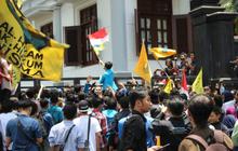 Massa PMII gelar demo setahun Jokowi-JK di DPRD Malang