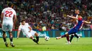 Dengan kemenangan ini Barcelona naik ke puncak klasemen sementara Liga Spanyol. (AP Photo/Joan Monfort)