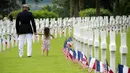 Anggota Marinir AS membawa anaknya saat mengikuti upacara Hari Peringatan Perang Dunia I di Pemakaman Amerika Aisne-Marne di Belleau, Prancis (27/5). (AP Photo / Virginia Mayo)