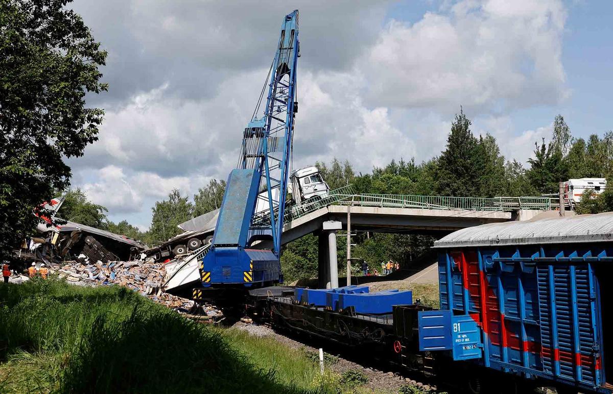 FOTO: Penampakan Gerbong Kereta Api Hancur Tertimpa Material Robohnya Jembatan Jalan Raya di Rusia