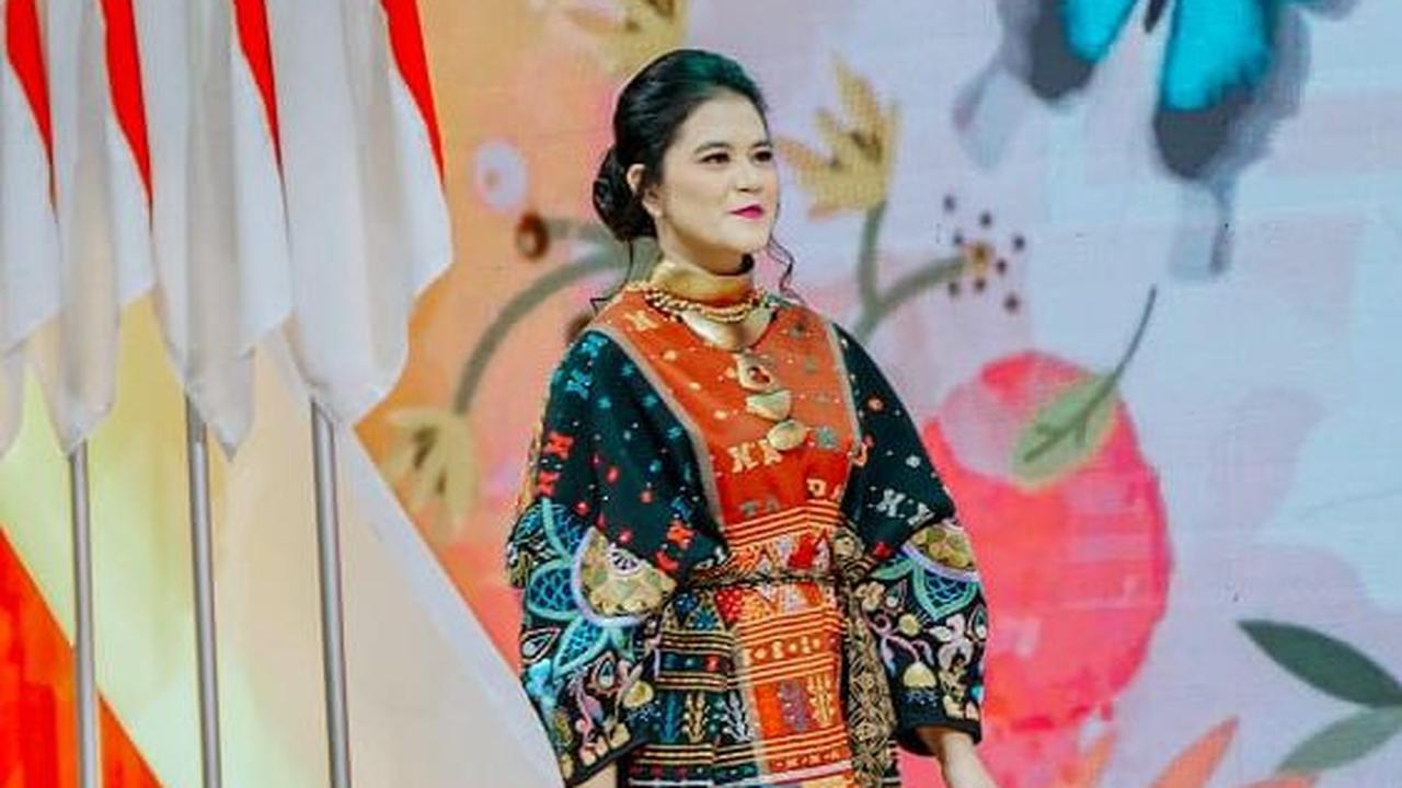 Kahiyang Ayu meriahkan peresmian KriyaNusa dengan fashion show.