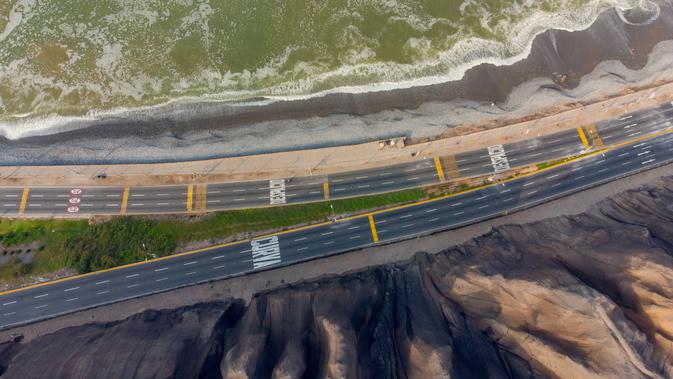 Pemandangan udara ibu kota Peru, Lima yang saat ini lockdown total selama dua minggu pada 31 Januari 2021. Sejauh ini, Peru telah memiliki lebih dari 1.093.000 kasus Covid-19 terkonfirmasi dan 39.608 kematian, sebut Johns Hopkins University Coronavirus Resource Center. (Cesar FAJARDO/AFP)