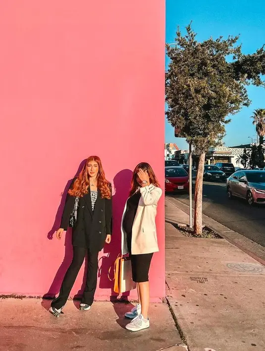 Gaya casual feminin Nikita Willy, memadukan bodycon dress warna hitam dengan kemeja dan sneaker warna putih. Kece! (Instagram/nikitawillyofficial94).