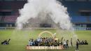 Pemain Timnas Malaysia U-19 melakukan selebrasi usai menjuarai Piala AFF U-19 2022 di Stadion Patriot Chandrabhaga, Bekasi, Jumat (15/7/2022). (Bola.com/Bagaskara Lazuardi)