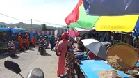 Sejumlah pedagang kembali berjualan di Pasar Baru usai gempa mengguncang Mamuju. (Liputan6.com/Abdul Rajab Umar)