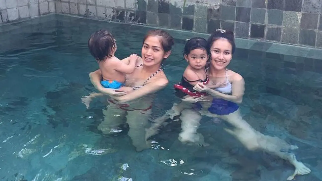 Ayu Ting Ting dan Jessica bersama anak mereka