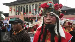 Seorang warga berpakaian ala adat Tiongkok saat perayaan Grebeg Sudiro, Pasar Gede Solo, Minggu (31/1/2016).Grebeg Sudiro di selenggarakan untuk menyambut tahun baru Imlek. (Foto: Boy Harjanto)