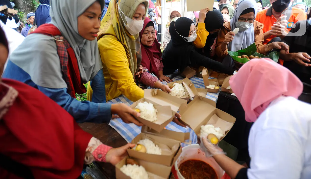 Pemerintah Kota (Pemkot) Depok menyiapkan makanan dan minuman gratis saat kegiatan Makan Nusantara Gratis pada puncak acara Hari Ulang Tahun (HUT) ke-24, di Lapangan Balai Kota Depok, Jawa Barat, Selasa (2/5/2023). (merdeka.com/Arie Basuki)