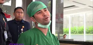 Ada kisah kucu ketika Raffi Ahmad menggendong putranya yang baru lahir