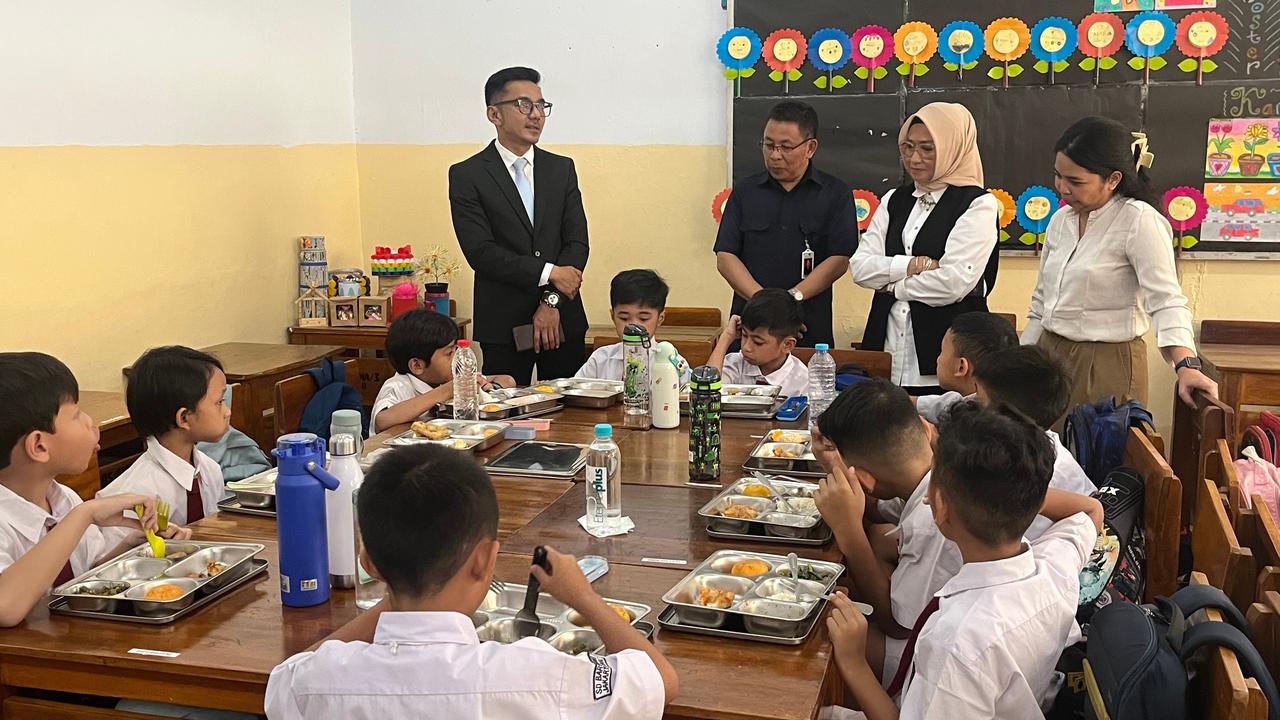 Makan Bergizi Gratis Serentak Dimulai, Siswa SD di Jakarta Bawa Sendok dan Botol Minum Sendiri