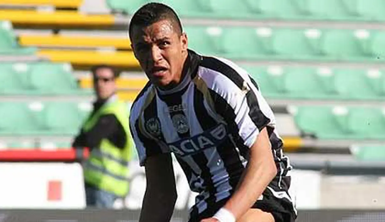 Aksi winger Udinese asal Cile Alexis Sanchez di laga lanjutan Serie A Italia melawan Catania di Stadio Friuli, 20 Maret 2011. Udinese unggul 4-0.