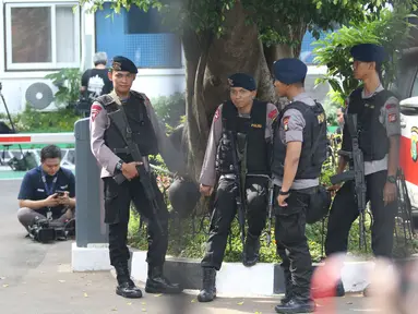 Personel polisi bersenjata laras panjang bersiaga di Pengadilan Negeri Jakarta Selatan pada sidang pembacaan vonis terdakwa terorisme Aman Abdurrahman, Jumat (22/6). Polisi mengerahkan 450 personel mengamankan jalannya sidang. (Liputan6.com/Angga Yuniar)