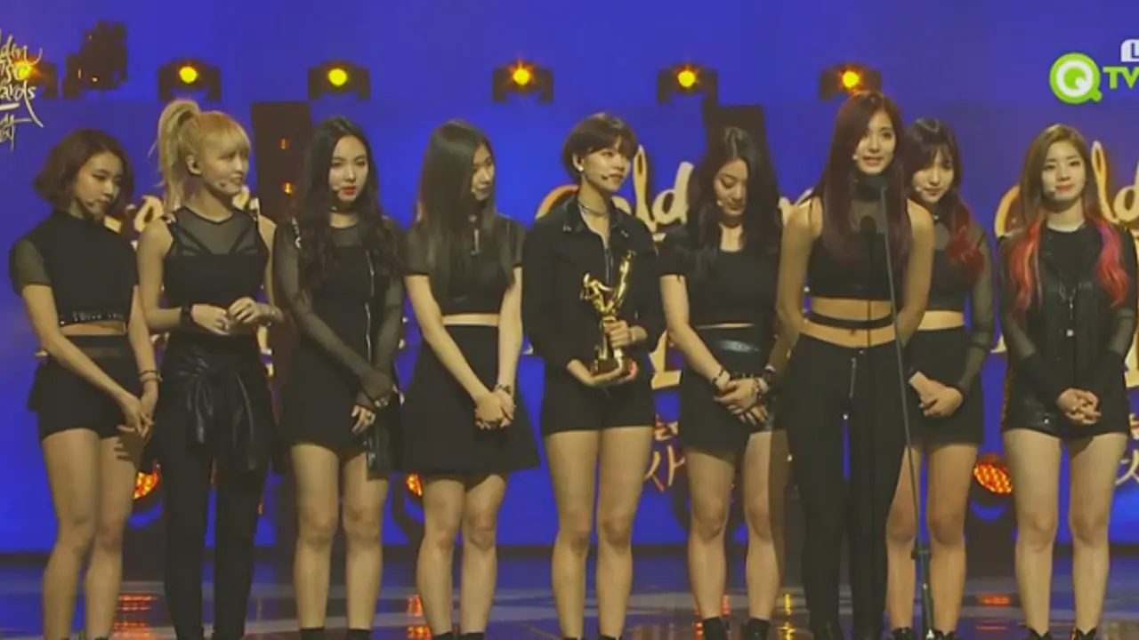Twice Menang Penghargaan, Tzuyu Berkaca-kaca di Atas Panggung