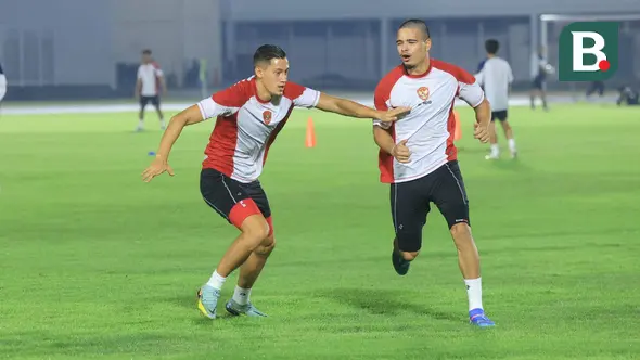 <p>Pemain Timnas Indonesia, Jay Idzes (kiri) berusaha mengadang laju rekannya, Ragnar Oratmangoen saat sesi official training di Stadion Madya, Senayan, Jakarta, Senin (9/9/2024) jelang menghadapi Australia dalam laga kualifikasi Piala Dunia 2026 yang akan digelar Selasa (10/9/2024). (Bola.com/M Iqbal Ichsan)</p>