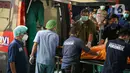 Petugas menurunkan kantong jenazah korban kebakaran Lapas Kelas I Tangerang dari ambulans di RS Polri Kramat Jati, Jakarta, Rabu (8/9/2021). Sebanyak 41 warga binaan tewas akibat kebakaran yang terjadi di Blok C 2 Lapas Kelas I Tangerang. (Liputan6.com/Faizal Fanani)