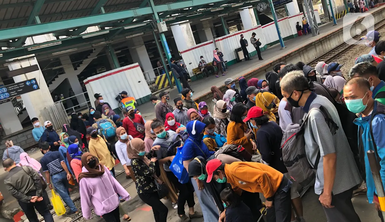 Suasana aktivitas penumpang di Stasiun KA Manggarai, Jakarta, Selasa (1/12/2020). Menhub Budi Karya Sumadi menyebut nantinuya Manggarai akan menjadi pusat stasiun KA di Jabodetabek karena semua rute kereta yang ada di Jabodetabek akan bersinggungan di Manggarai. (Liputan6.com/Immanuel Antonius)