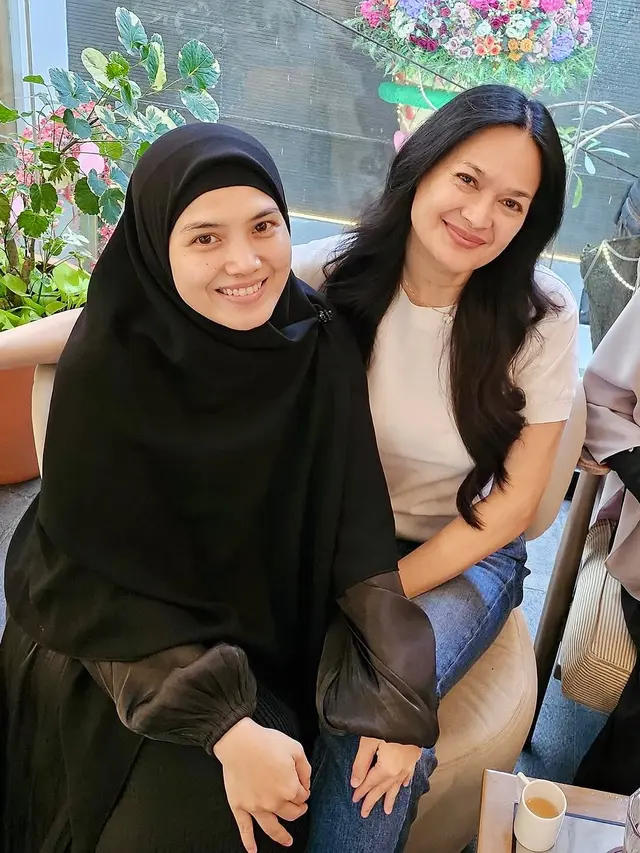 Donna Harun dengan Herfiza Novianti