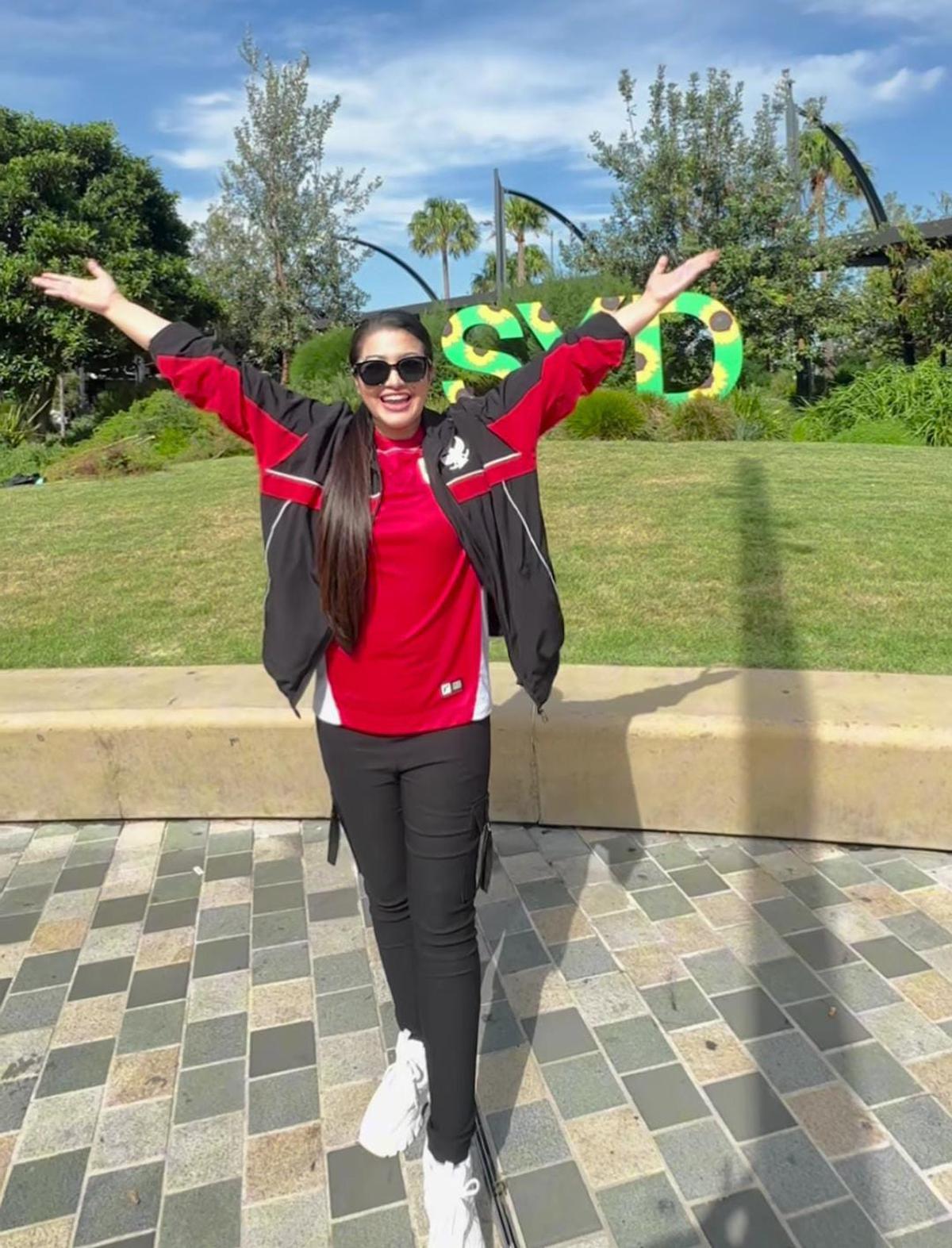 5 Potret Fitri Carlina Bertolak ke Sydney Demi Totalitas Dukung Timnas Indonesia
