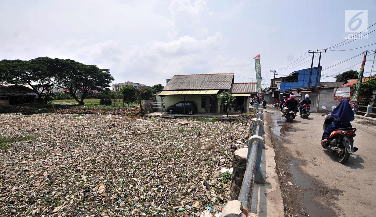 Suasana pinggiran Kali Pisang Batu yang dipenuhi sampah, Tarumajaya, Bekasi, Jawa Barat, Rabu (9/1). Warga tetap beraktivitas sehari-hari meski bau tak sedap menghantui mereka akibat tumpukan sampah di Kali Pisang Batu. (Merdeka.com/Iqbal S. Nugroho)