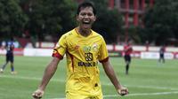 Gelandang Bhayangkara FC, Adam Alis, melakukan selebrasi usai mencetak gol ke gawang Arema FC pada laga Shopee Liga 1 di Stadion PTIK, Jakarta, Rabu (27/11). Bhayangkara menang 1-0 atas Arema. (Bola.com/Yoppy Renato)