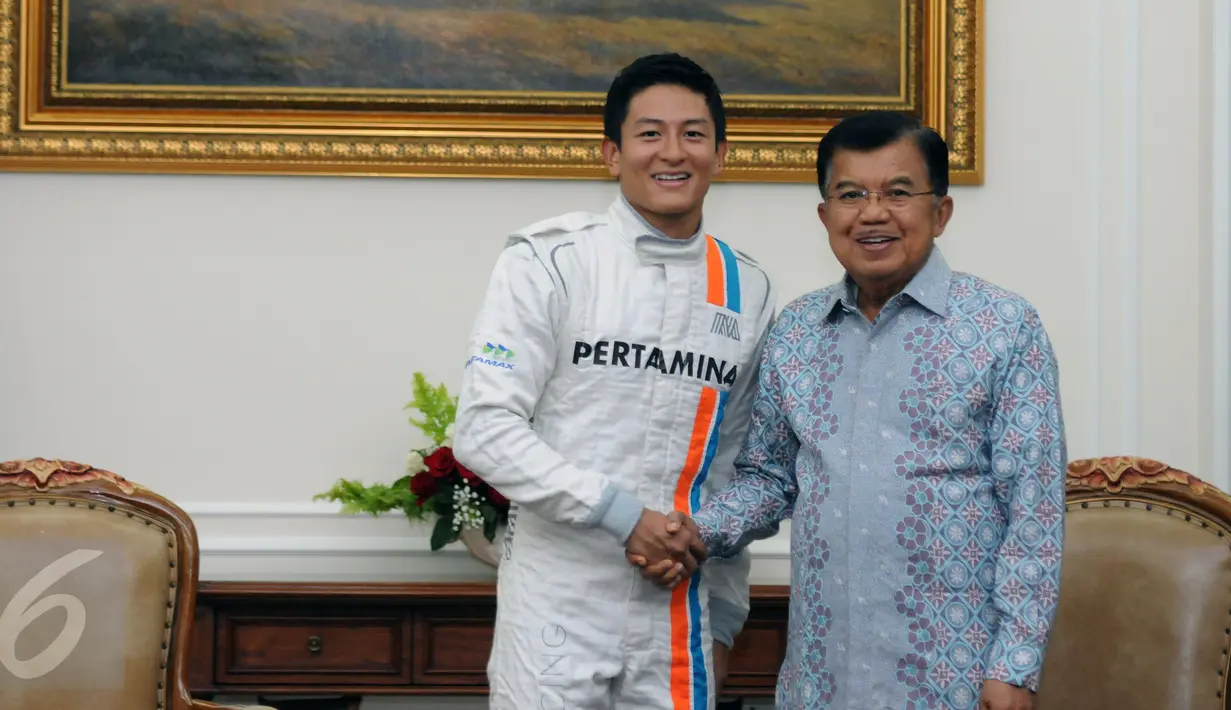 Pembalap Indonesia, Rio Haryanto (kiri) bersalaman dengan Wakil Presiden Jusuf Kalla di Istana Wapres, Jakarta, Senin (14/3/2016). Kedatangan Rio untuk meminta restu jelang laga perdana Formula 1, 20 Maret mendatang. (Liputan6.com/Helmi Fithriansyah) 