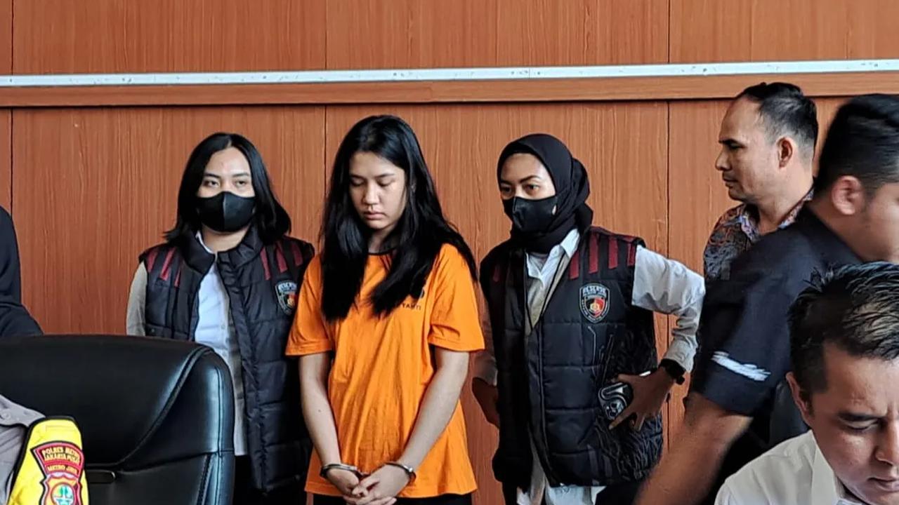 <br>Polres Metro Jakarta Pusat mengungkap hasil kejahatan Ghisca Debora Aritonang (19) dari hasil menipu penjualan tiket konser Coldplay.&nbsp;<br>