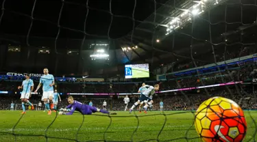 Kiper Manchester City, Joe Hart gagal menghalau bola tendangan gelandang Tottenham Hotspur, Christian Eriksen pada lanjutan liga Inggris di Stadion Etihad, (14/2). Tottenham menang tipis atas City dengan skor 2-1. (Reuters/Lee Smith)