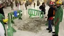 Petugas berdiri di dekat kerusakan yang disebabkan jatuhnya alat berat proyek (crane) di Masjidil Haram, Mekkah, Jumat (11/9/2015). Sebanyak 107 orang dilaporkan tewas, termasuk warga negara Indonesia. (REUTERS/Stringer)