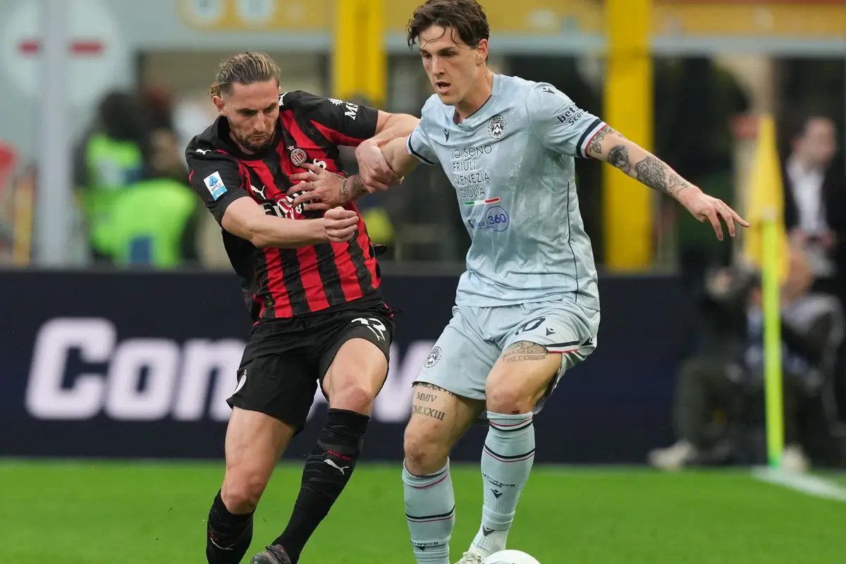 Pemain AC Milan Adrien Rabiot (kiri) dan pemain Udinese Nicolo Zaniolo