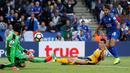 Kiper Arsenal, Petr Cech, mengamankan gawangnya dari serangan pemain Leicester City dalam laga Premier League di Stadion King Power, Leicester, (20/8/16). (Action Images via Reuters/John Sibley)