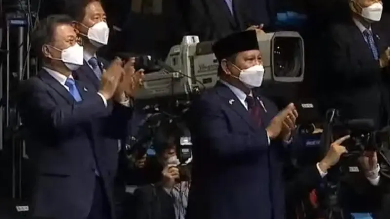 Presiden Korea Selatan Moon Jae- In (kiri) dan Menteri Pertahanan RI Prabowo Subianto (kanan) saat peluncuran protipe KF-21 KFX/IFX 9 April 2021. (Kemhan.go.id)