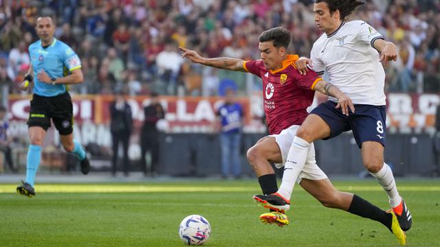 Foto: Gesekan Panas Paulo Dybala dan Matteo Guendouzi Warnai Sengitnya Derbi Ibu Kota