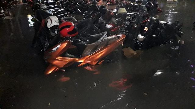 Petugas Bantu Bersihkan Saluran di Kota Surabaya