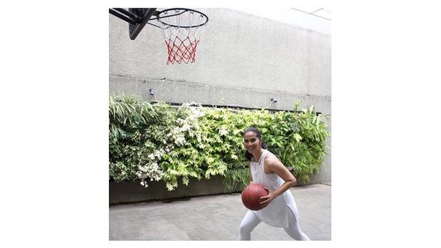 6 Momen Seleb Usia 40-an saat Berolahraga, Tetap Cantik