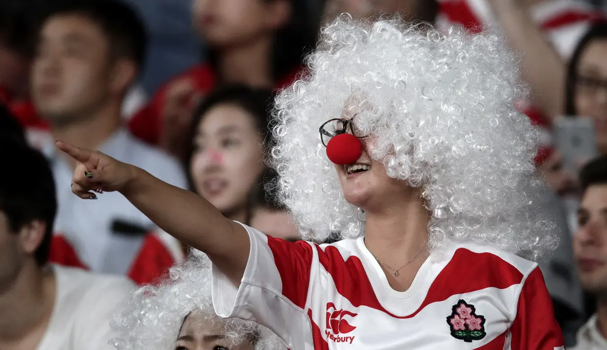 Fans wanita mengenakan rambut palsu menunggu pertandingan antara Rusia dan Jepang pada pembukaan Rugby World Cup Pool A  di Stadion Tokyo (20/9/201). Rugby World Cup diselenggarakan dari 20 September hingga 2 November 2019. (AP Photo/Jae Hong)